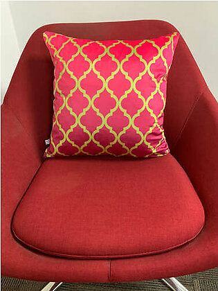 SuperSoft Pink Quatrefoil Pattern Throw Pillow
